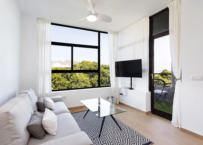 Home2Book Stylish & Luminous Apt Santa Cruz Center